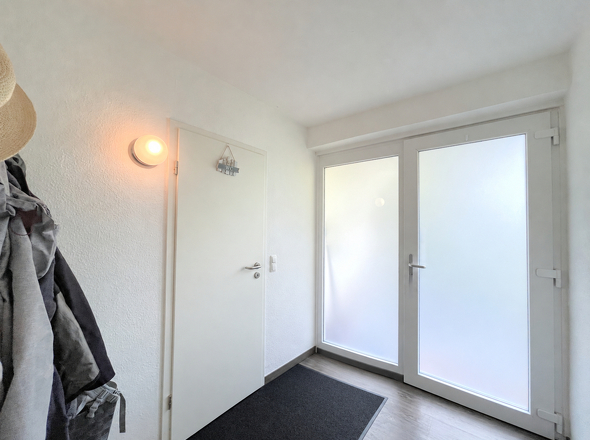 Windfang mit Garderobe und Gäste-Duschbad