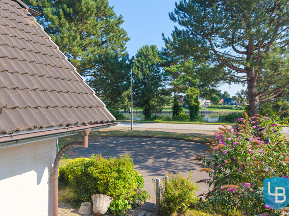 Blick zur Straße und dem Kanal