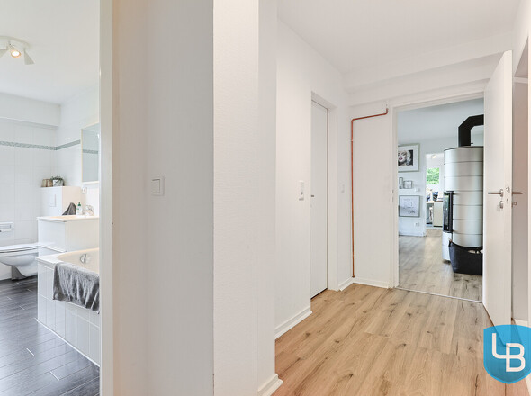 Flur mit Blick ins Badezimmer