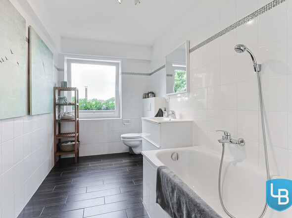 Modernes Wannenbad EG