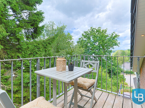 ... mit Zugang auf den Balkon