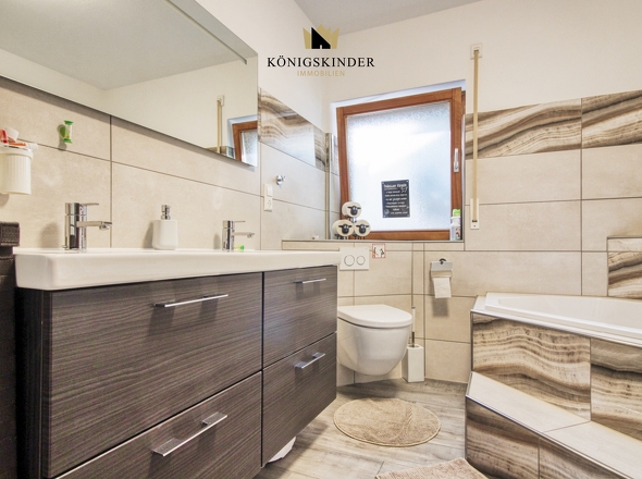 Badezimmer mit einladender Eckbadewanne 