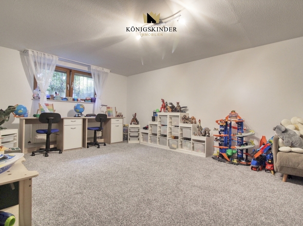 zweiter, großes wohnlich ausgebautes Zimmer im UG