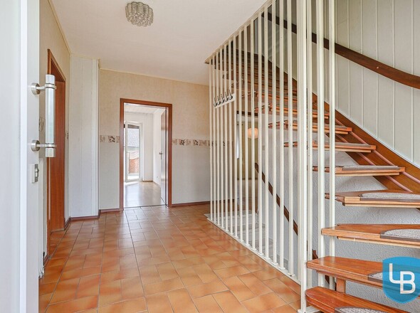 Eingangsbereich und Treppe ins DG und ins KG
