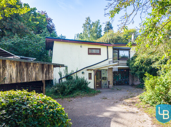 Haus mit Carport und Garage