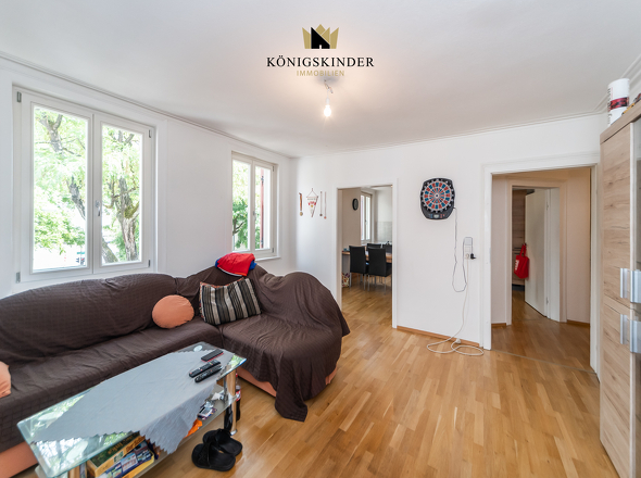 Wohnzimmer mit Blick Richtung Küche