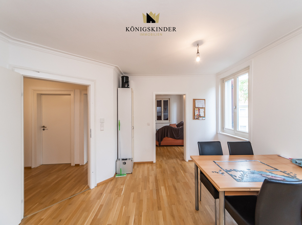 Küche mit Blick Richtung Flur und Wohnzimmer