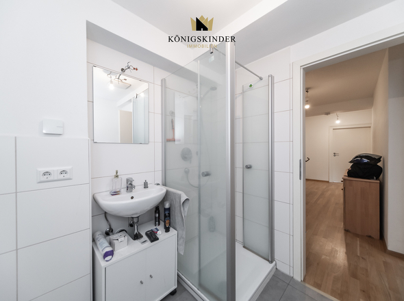 ...mit Dusche, Waschbecken und WC