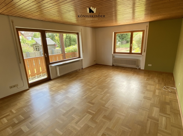 EG: Ess,- Wohnzimmer mit Zugang zum Balkon und in den Garten