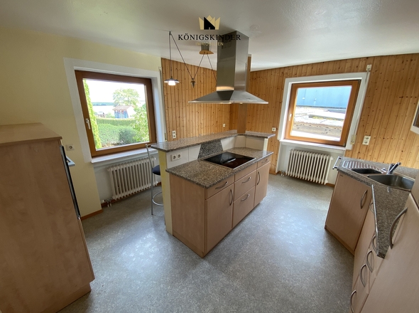 EG: Küche mit Kücheninsel und direktem Zugang zum Balkon und in den Garten