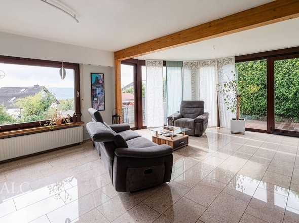 Wohnzimmer mit Panoramablick EG