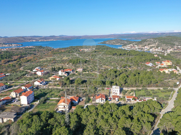 Baugrundstück in ruhiger Lage nahe Šibenik