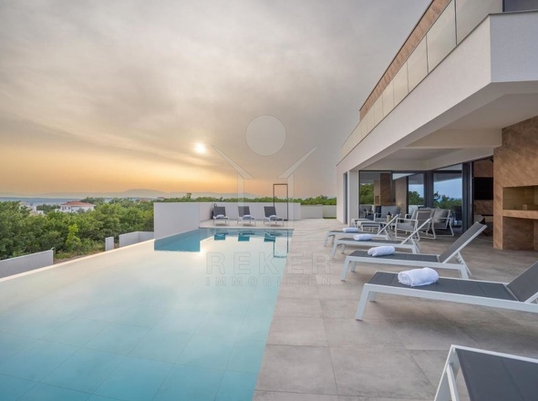 Moderne Luxusvilla in bester Lage in Jadranovo