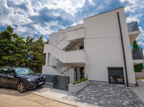 Modernes Apartmenthaus mit mediterranem Flair