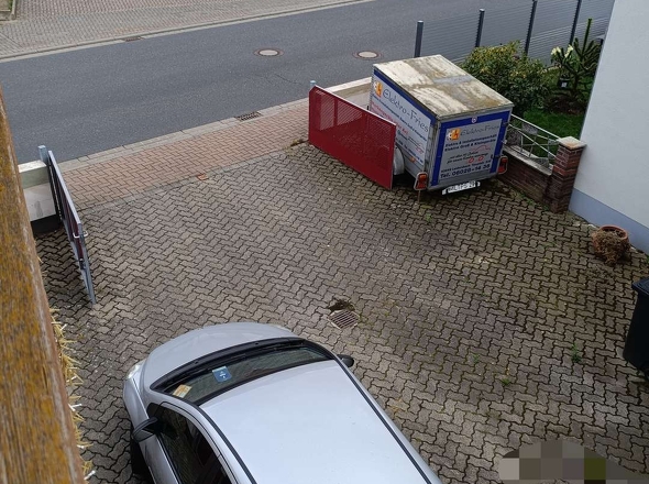 Außenansicht mit Parkplatz