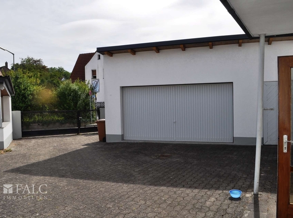 Einfahrt mit Doppelgarage