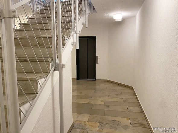 Treppenhaus mit Aufzug
