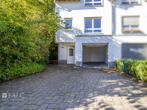 Auffahrt und Garage 
