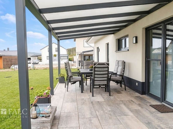Großzügige überdachte Terrasse