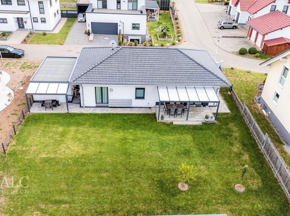 Bungalow mit Garten – Luftaufnahme