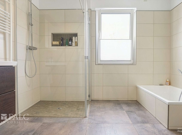 Tageslichtbad mit Dusche und Badewanne