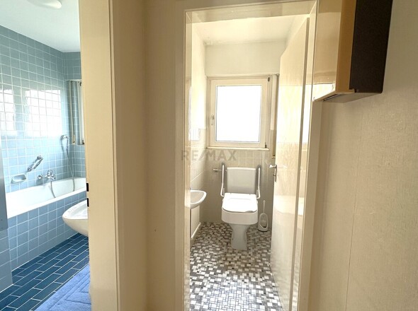 Blick vom Flur in das Badezimmer und Gäste WC