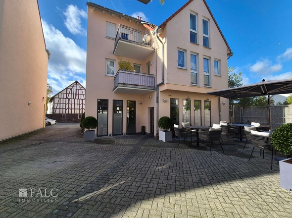 Rückseite mit Gästeterrasse