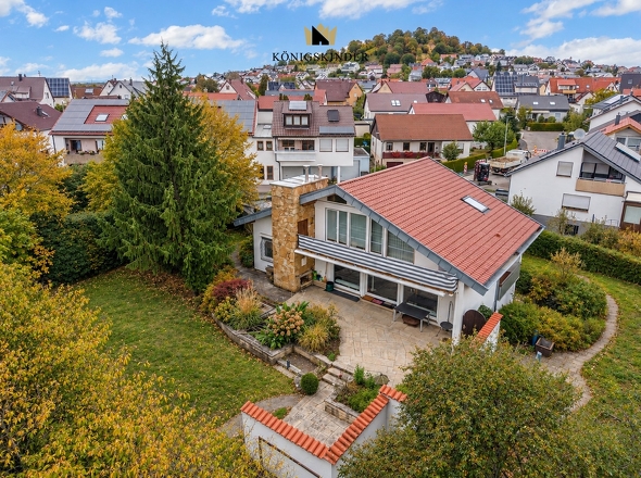 Ihr neues Zuhause aus der Vogelperspektive – großzügig eingebettet in ein weitläufiges Grundstück. KI