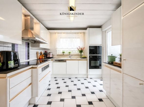 Kochen mit Ausblick – die Küche öffnet sich direkt zum Balkon. KI