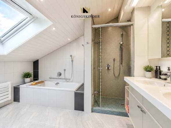 Großzügiges Badezimmer mit Doppelwaschbecken, Badewanne und separater Dusche – komfortabel ausgestattet für entspannte Momente. KI