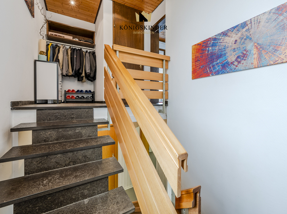 Treppenabgang ins Untergeschoss – harmonisch in die Architektur des Hauses integriert.