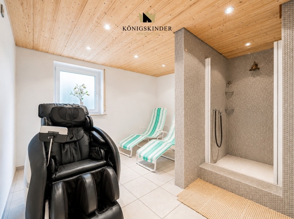 Private Wellnessoase im Untergeschoss – Ruhebereich mit Dusche und angrenzender Sauna.