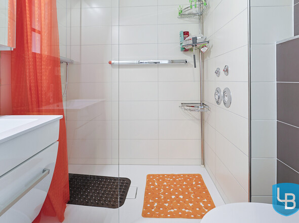 Modernes Duschbad