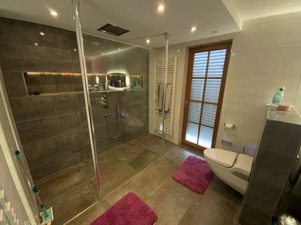 riesige begehbare Glasdusche