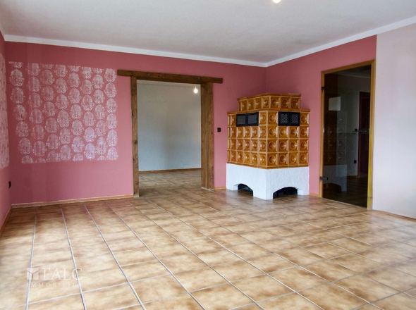 EG: Wohnzimmer mit Kachelofen