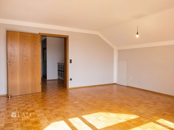 OG: Schlafzimmer 1 von 3