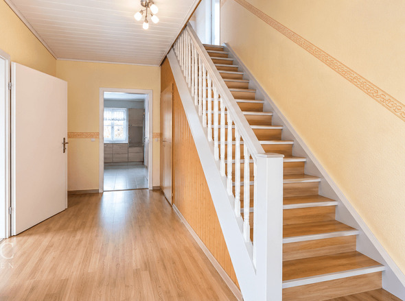 Flur mit Treppe