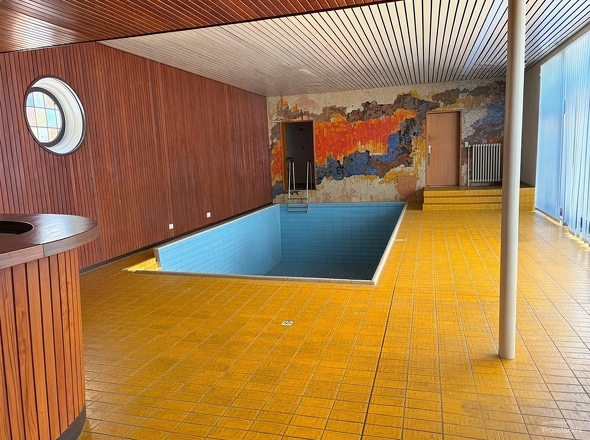 Schwimmbad + Bar - (KI generiert)