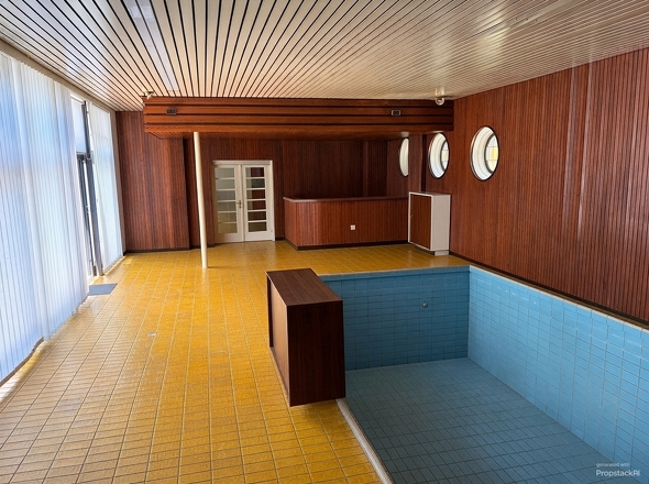 Schwimmbad + Bar - (KI generiert)