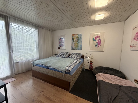 Schlafzimmer mit Zugang in den Garten