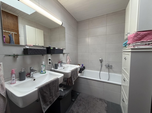 Badezimmer mit Badewanne..