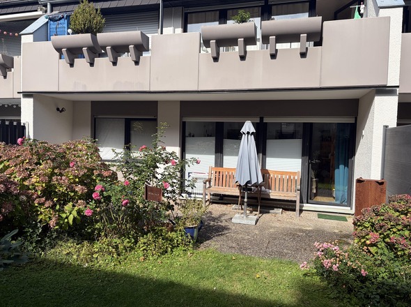 Großzügige Südterrasse mit kleinem Garten