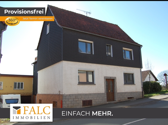 Hausansicht mit Hofeinfahrt