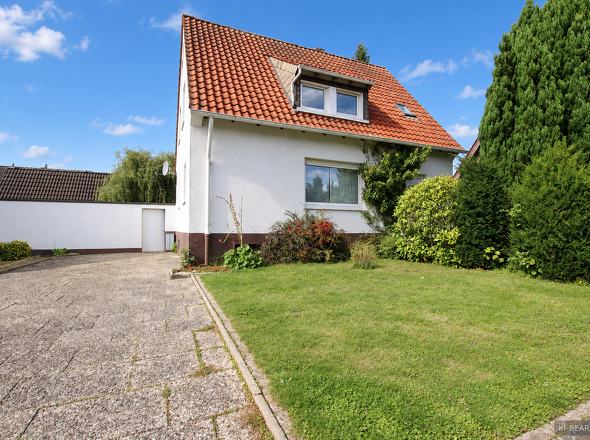 Hausansicht mit Vorgarten