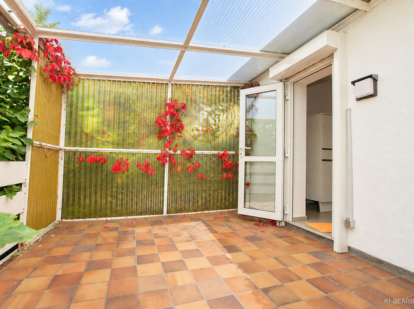 Terrasse – Blick zum Hauseingang