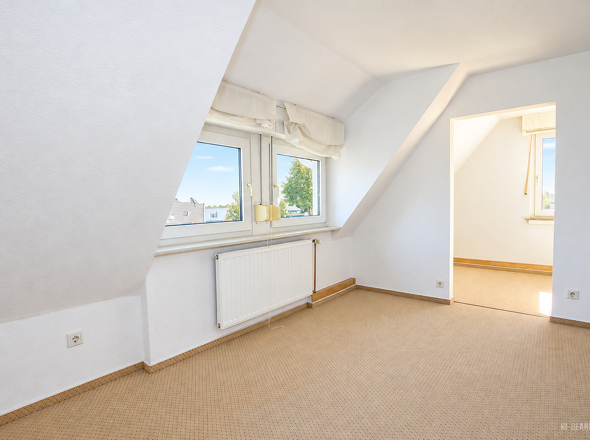 Dachgeschosszimmer mit angrenzendem Bereich