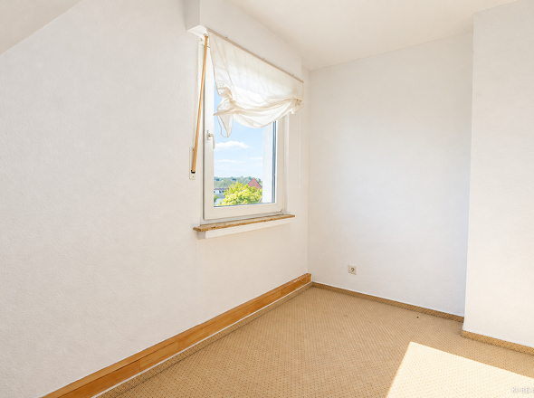 Raum mit Fenster im Dachgeschoss