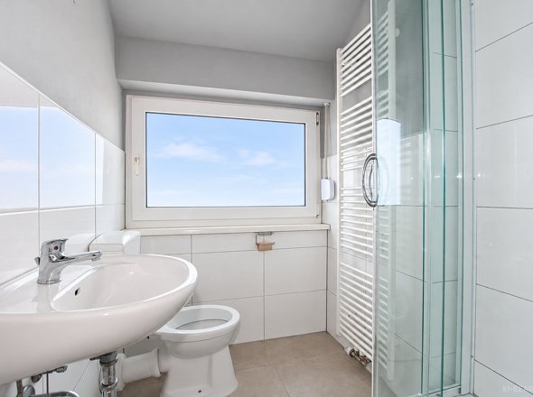 Duschbad mit breitem Fenster