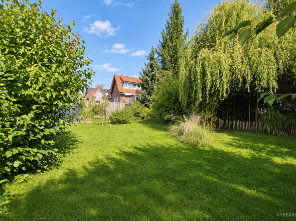 Garten mit Rasenfläche und Baumbestand