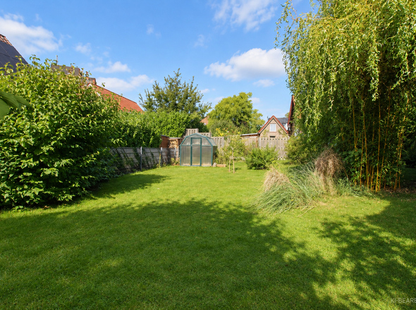 Garten – Blick zum Gewächshaus